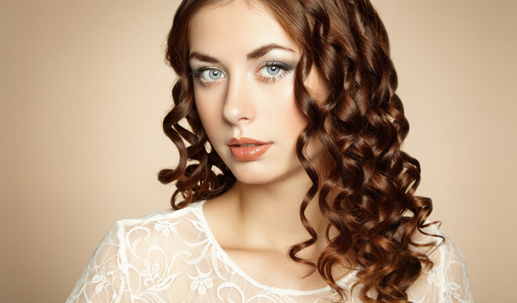 Красивая голубоглазая девушка шатенка в белом наряде