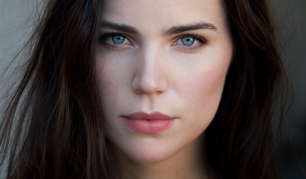 Красивая голубоглазая шатенка крупным планом 
