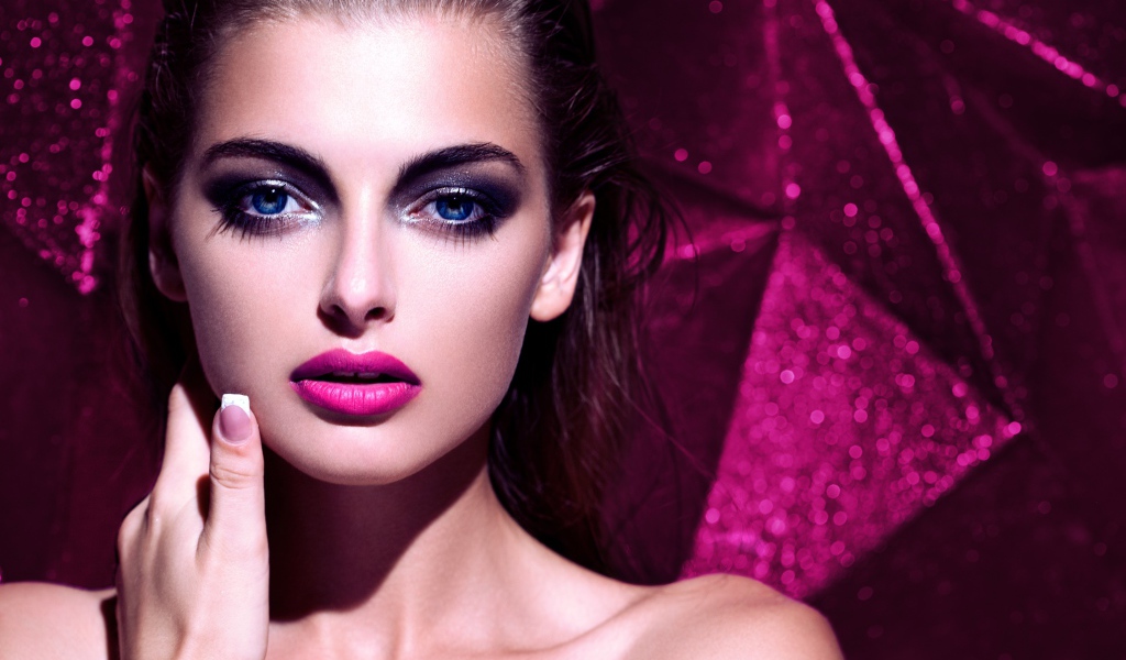 Красивая голубоглазая брюнетка с макияжем на сиреневом фоне