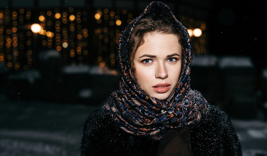 Красивая голубоглазая девушка в красивом платке