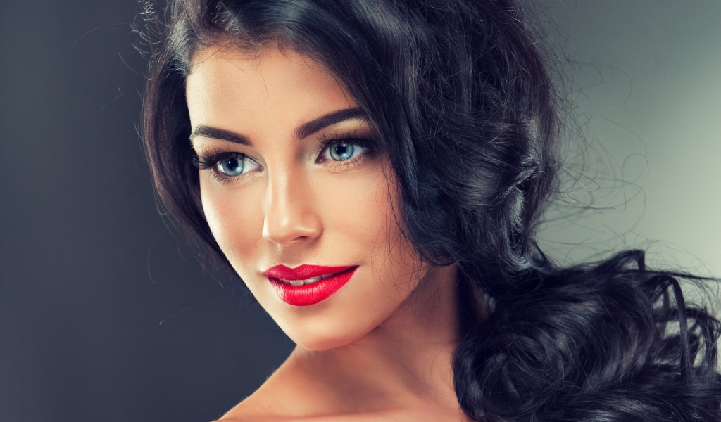 Красивая голубоглазая девушка с длинными черными волосами