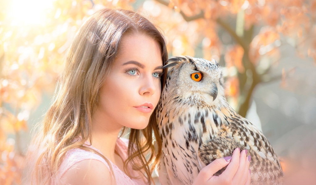 Красивая голубоглазая девушка с совой