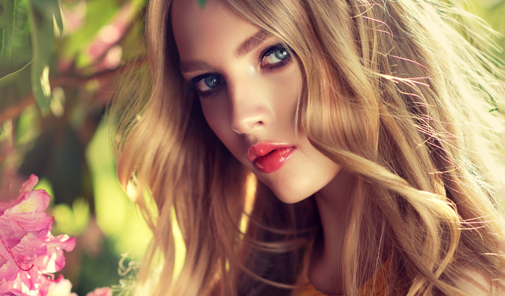 Красивая яркая голубоглазая блондинка фото крупным планом