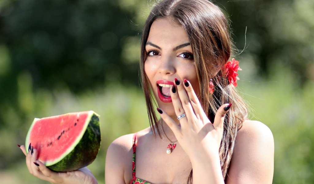 Красивая яркая девушка с арбузом в руке