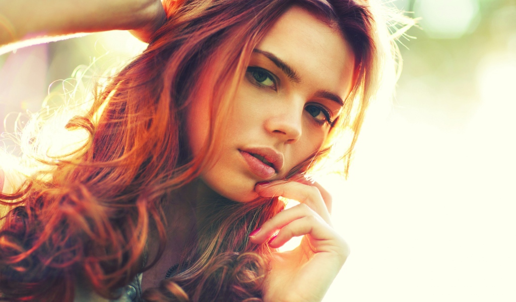 Красивая яркая рыжеволосая девушка с зелеными глазами