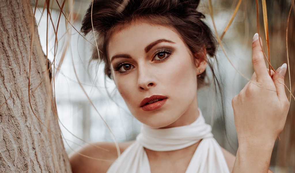 Красивая кареглазая шатенка у дерева