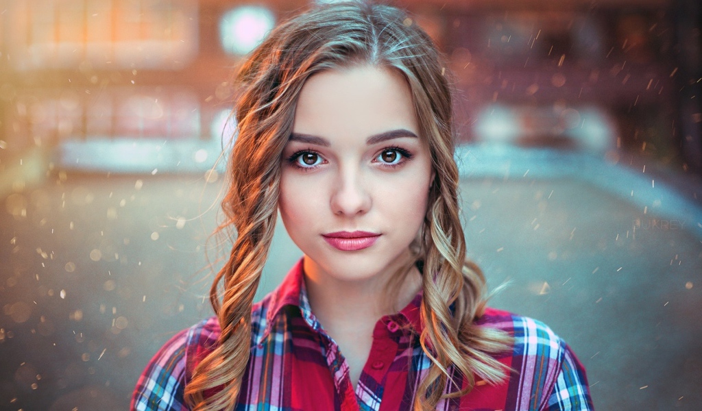 Красивая кареглазая девушка с прической 