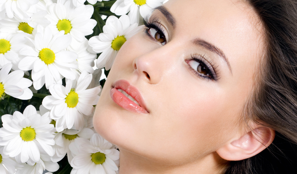 Красивая кареглазая девушка с белыми цветами хризантемы