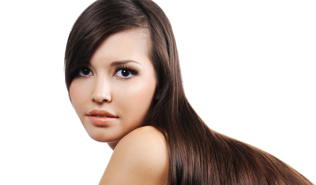 Красивая кареглазая длинноволосая девушка на белом фоне 