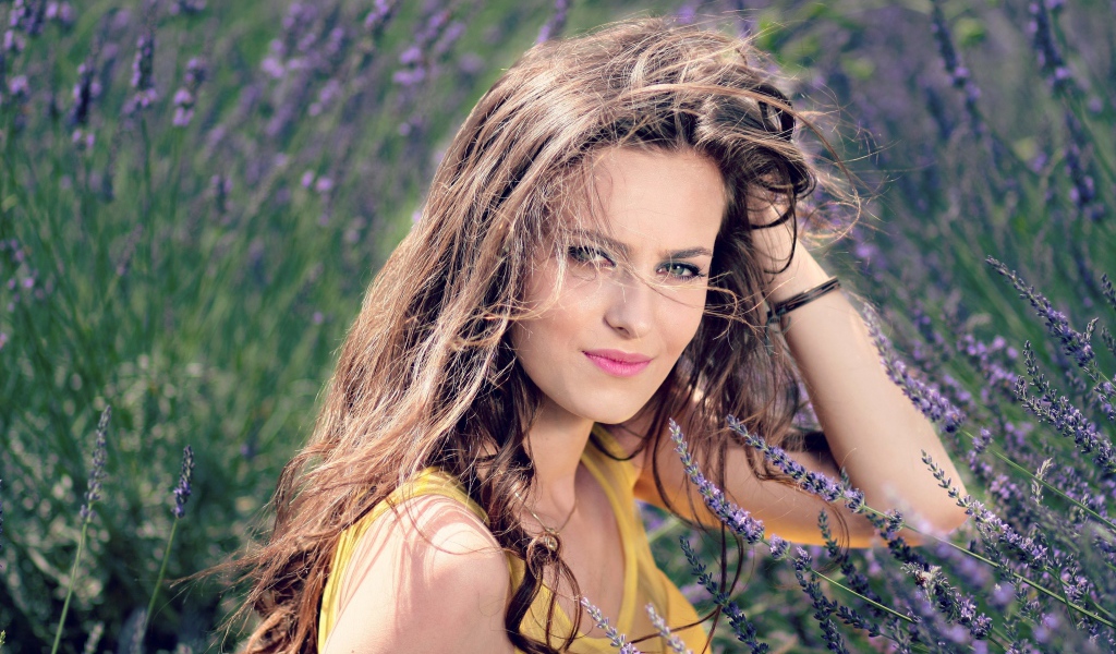Красивая шатенка в цветах лаванды