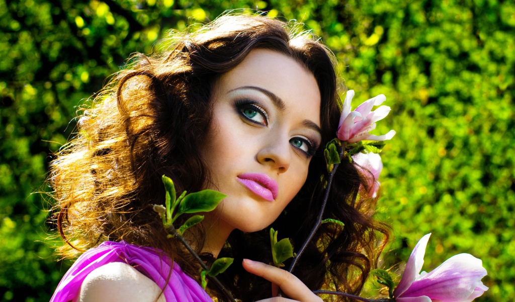 Красивая шатенка с цветами магнолии