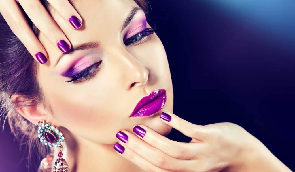 Красивая шатенка с фиолетовым макияжем