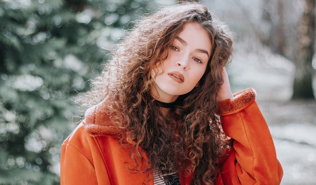 Красивая девушка шатенка в красной куртке