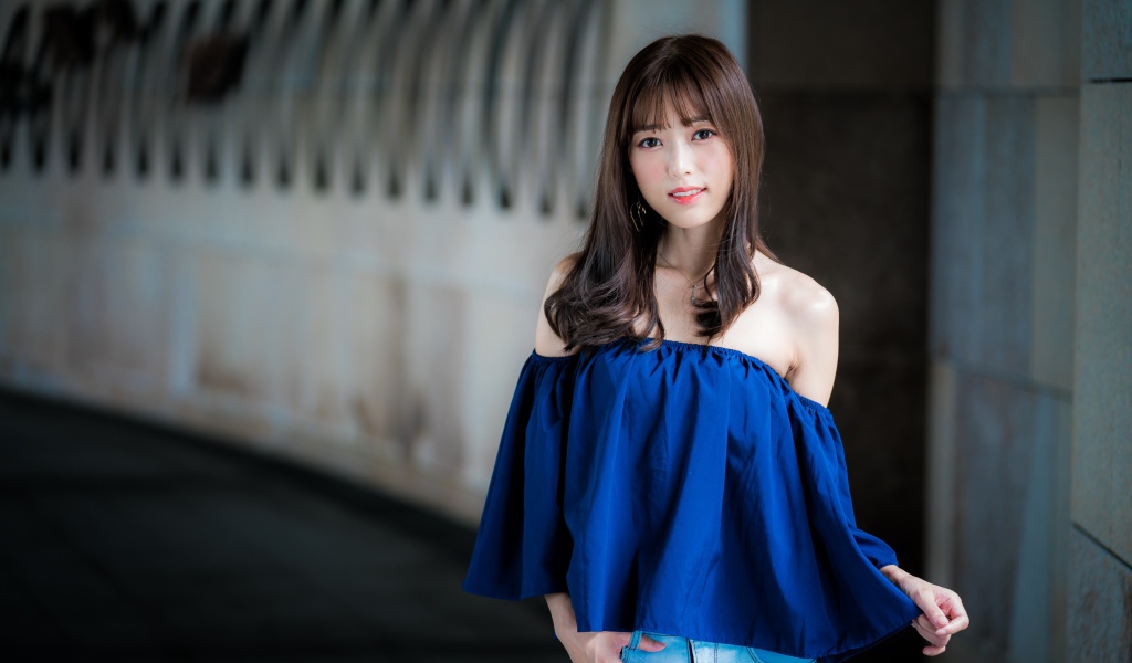 Красивая брюнетка в синем