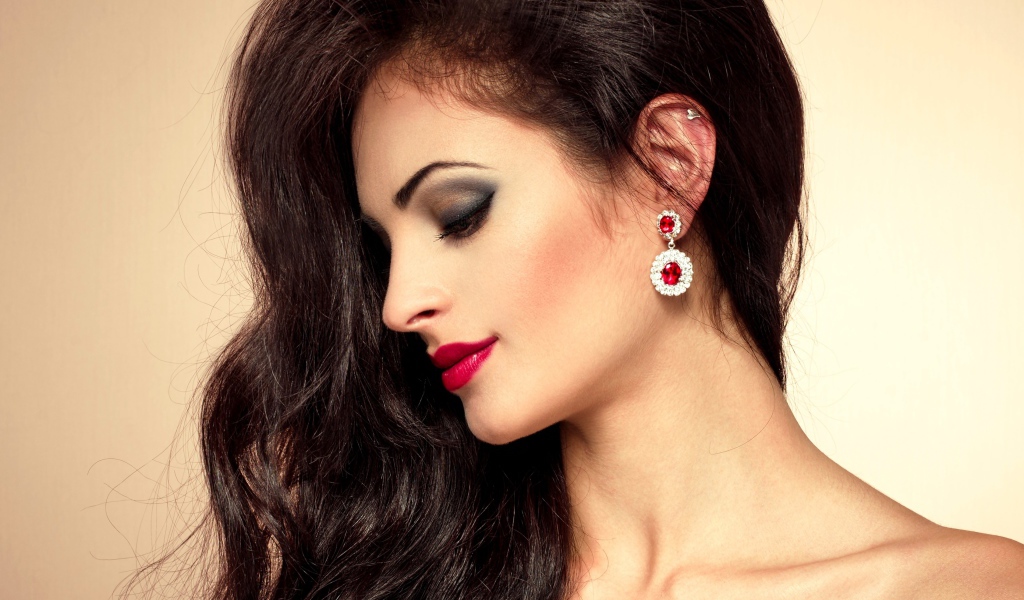 Красивая брюнетка с дорогими серьгами в ушах