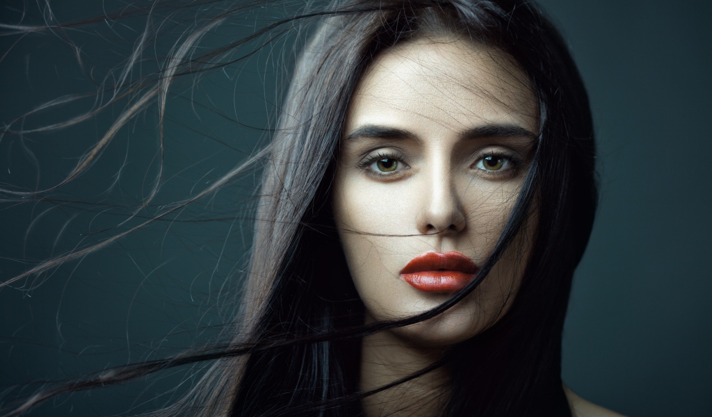 Красивая брюнетка с развевающимися волосами