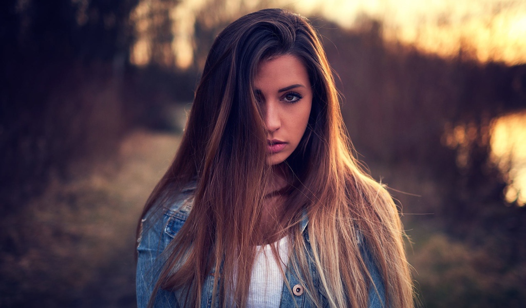 Красивая брюнетка с волосами на лице