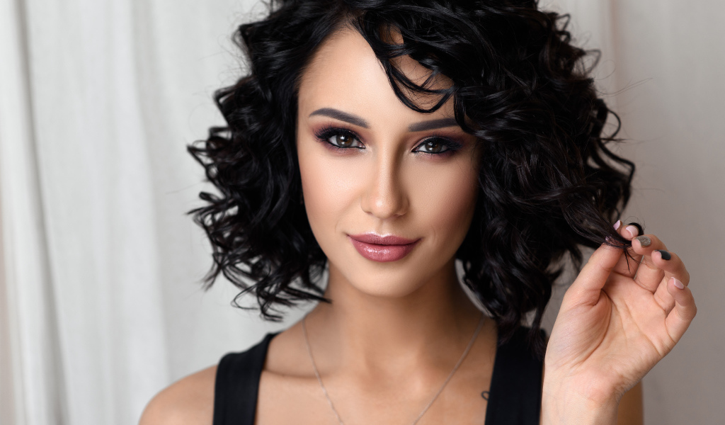 Красивая брюнетка с макияжем