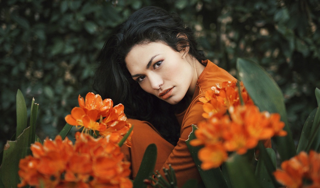 Красивая брюнетка с оранжевыми цветами