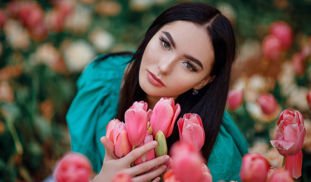Красивая брюнетка с розовыми тюльпанами 