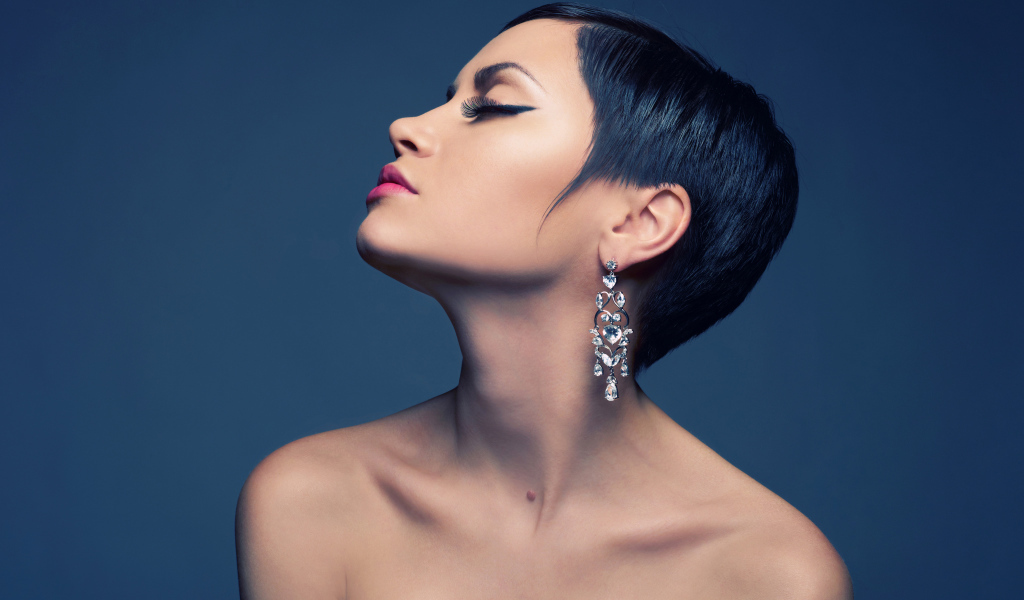 Красивая брюнетка с короткой стрижкой и красивыми серьгами