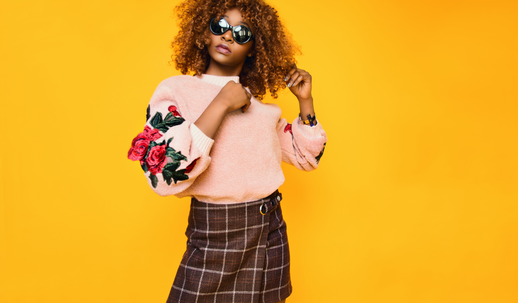 Красивая темнокожая девушка на желтом фоне