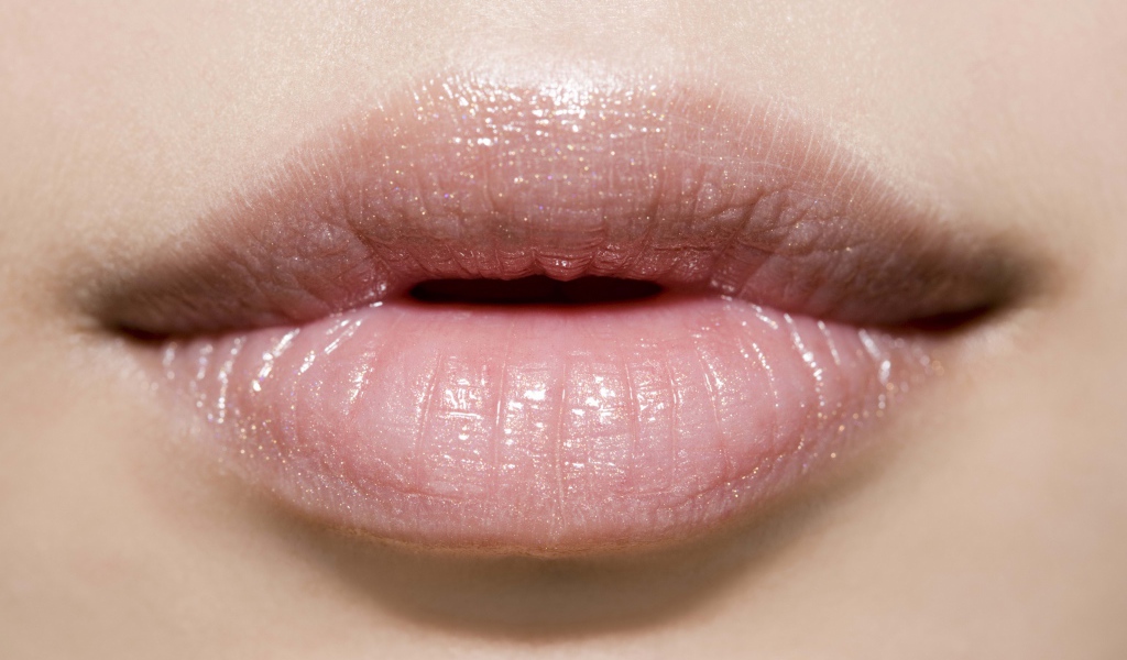 Красивые женские губы крупным планом
