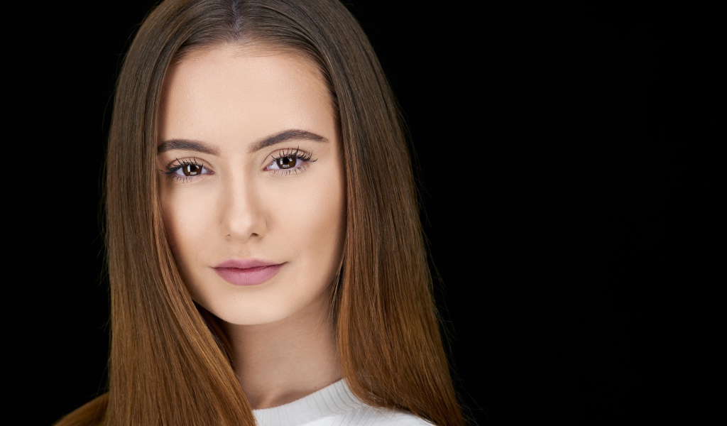 Красивая нежная шатенка на сером фоне