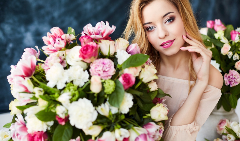 Красивая нежная девушка блондинка с большим букетом