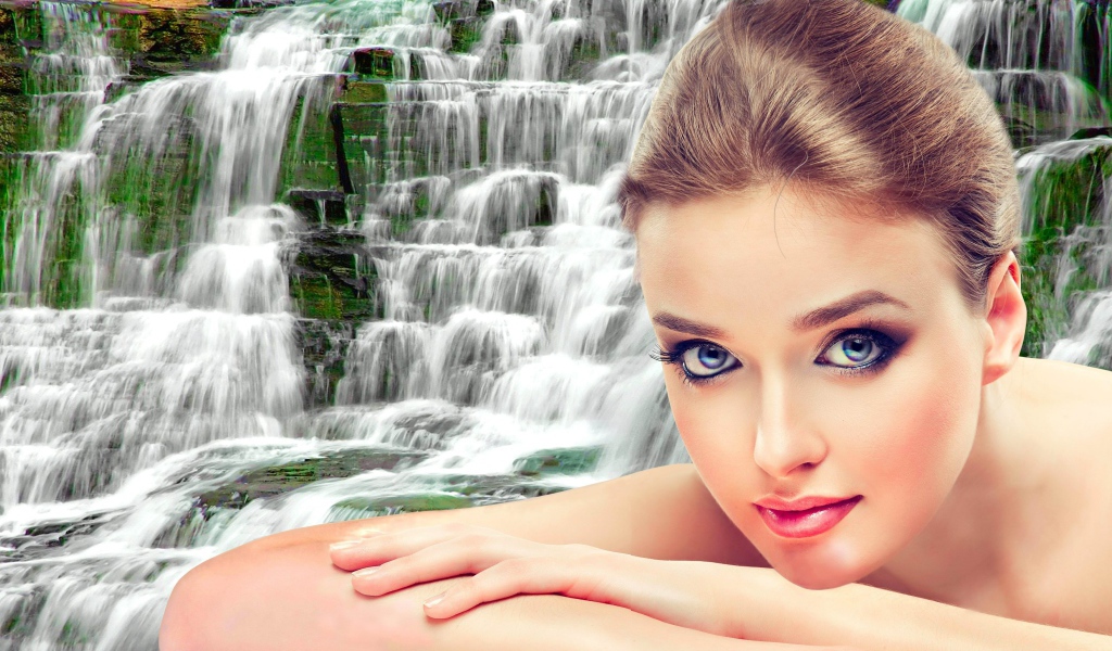 Красивая нежная девушка на фоне водопада