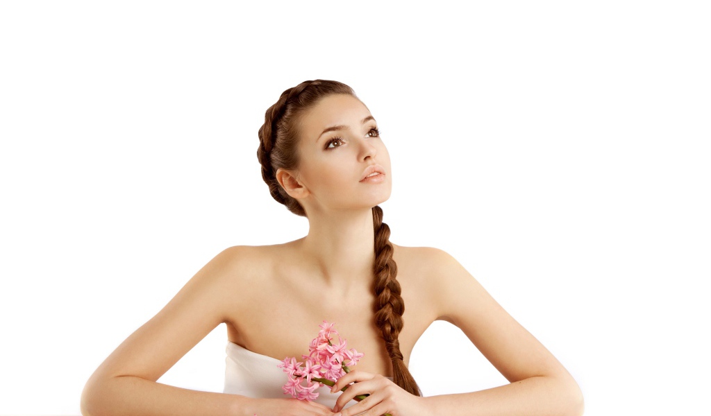 Красивая нежная девушка с косой на белом фоне