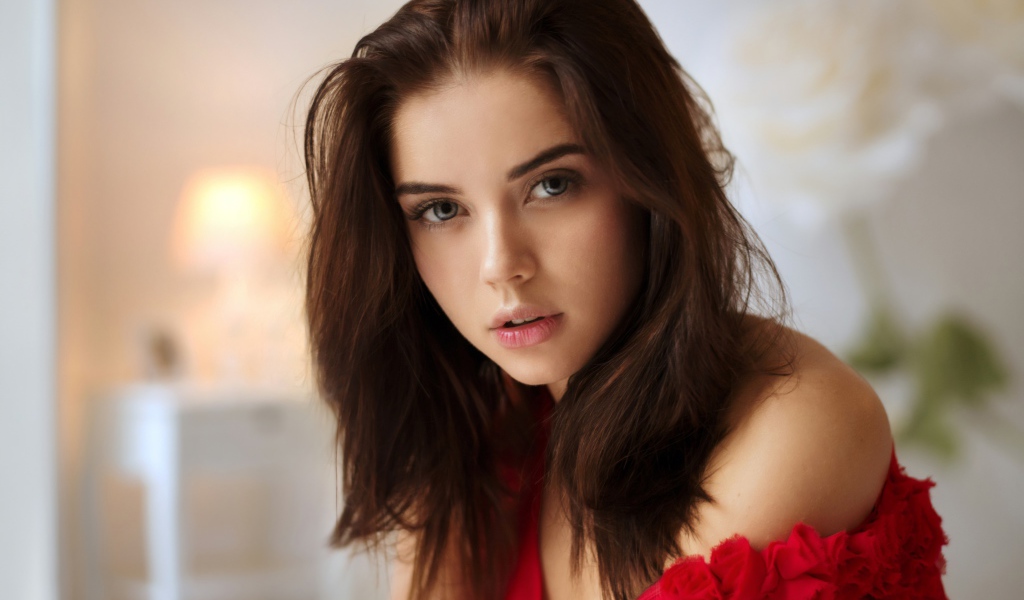 Красивая нежная длинноволосая брюнетка в красном