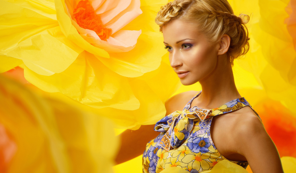 Красивая девушка блондинка на фоне желтого цветка