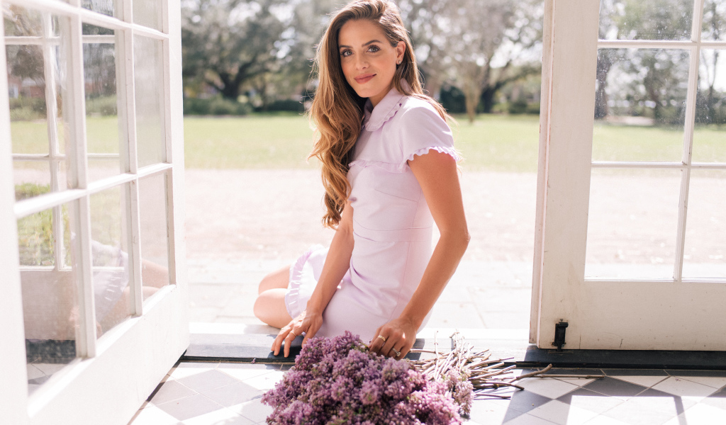 Красивая девушка в платье с букетом сирени