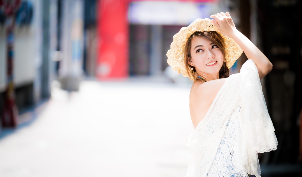 Красивая девушка в шляпке 