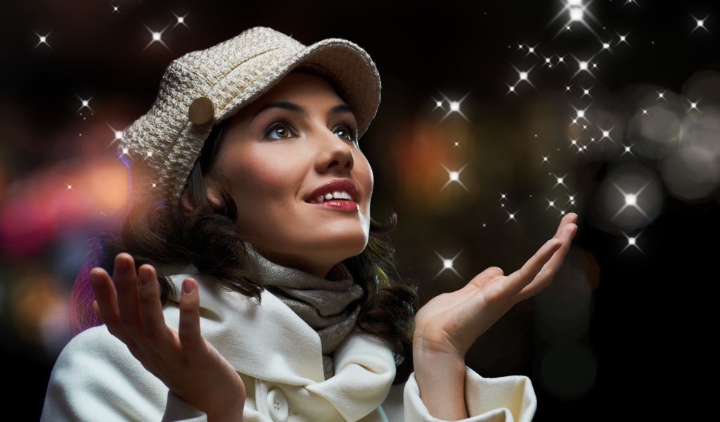 Красивая девушка в белой кепке