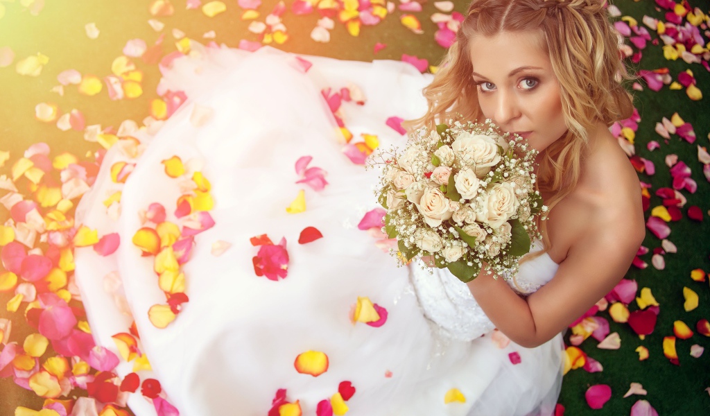 Красивая девушка в свадебном платье с букетом