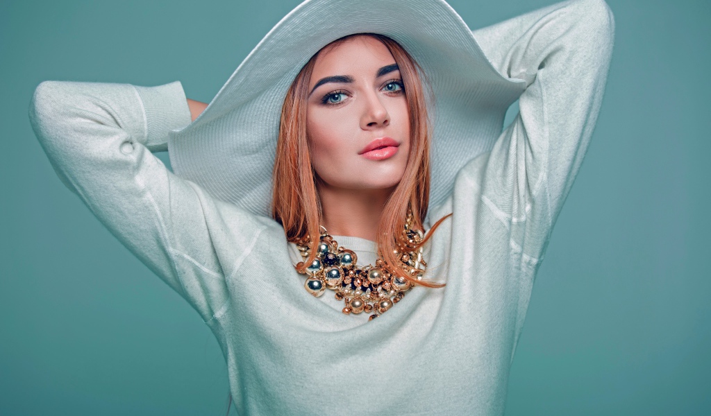 Красивая девушка модель в белом наряде