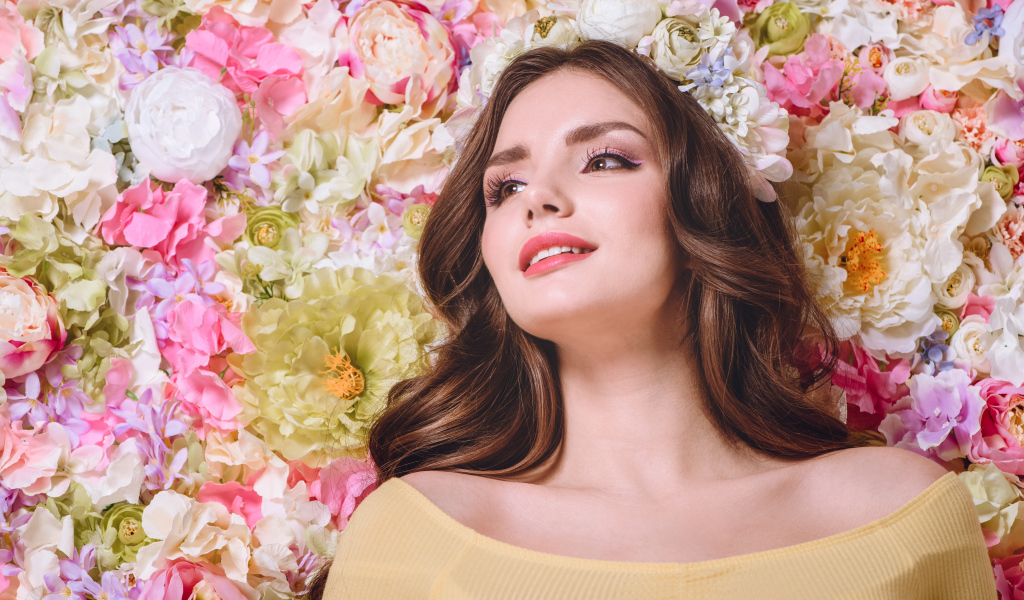Красивая девушка на фоне цветов 
