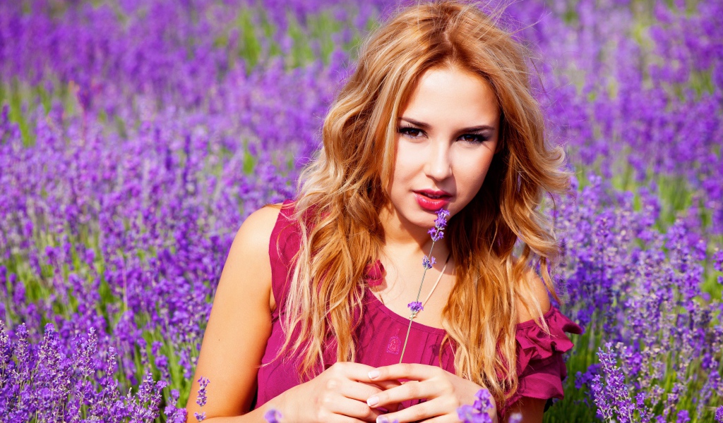 Красивая девушка на поле с лавандой