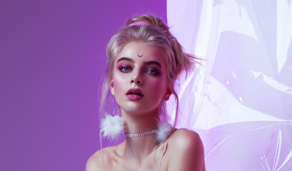 Красивая девушка с татуировкой  на лбу