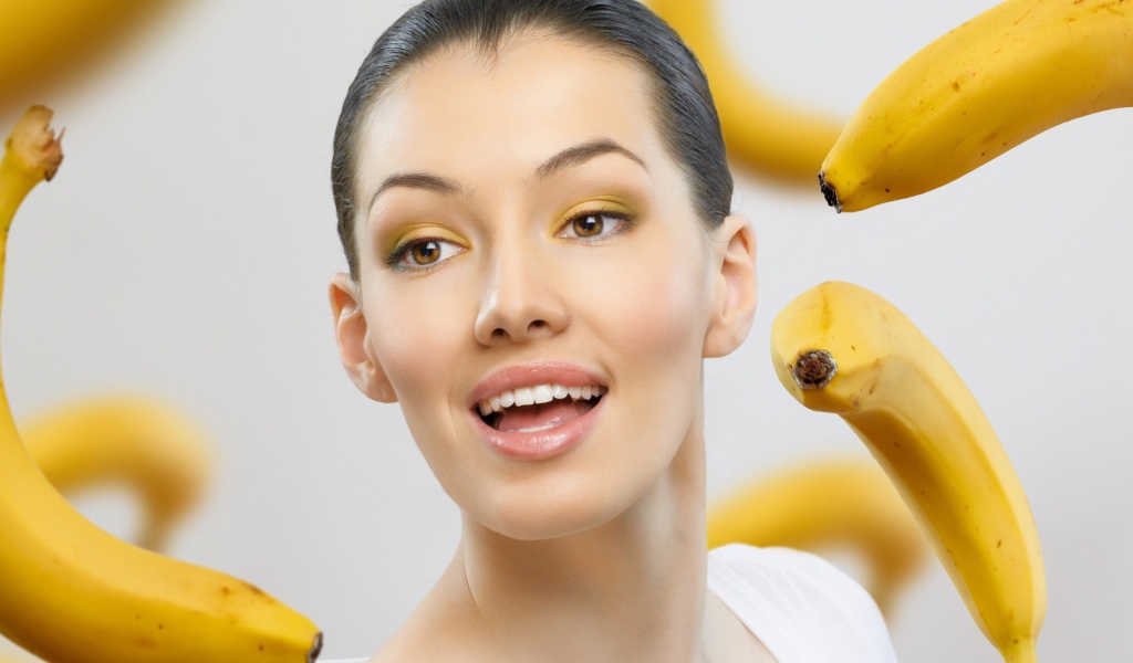 Красивая девушка с бананами в невесомости 