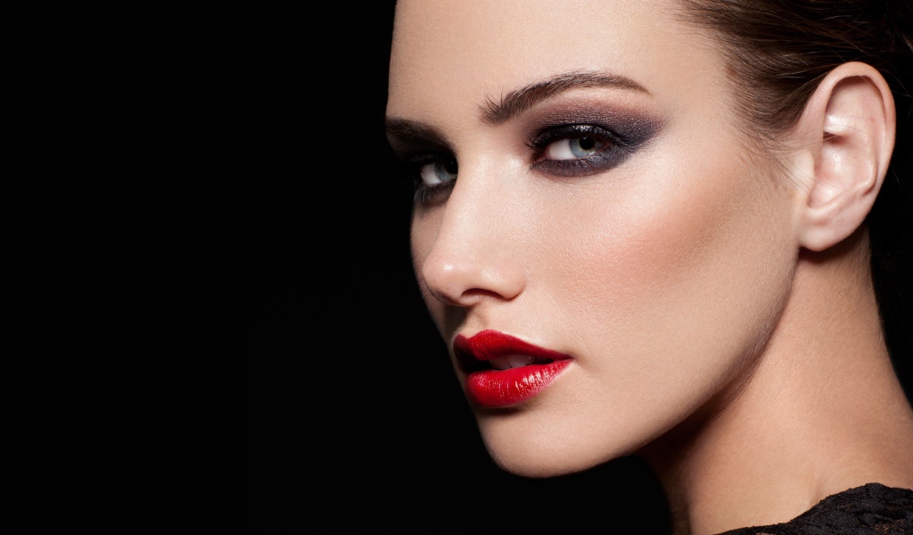 Красивая девушка с яркой помадой на губах на черном фоне