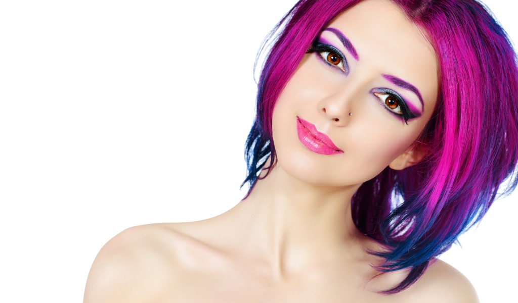 Красивая девушка с ярким макияжем и крашеными волосами на белом фоне