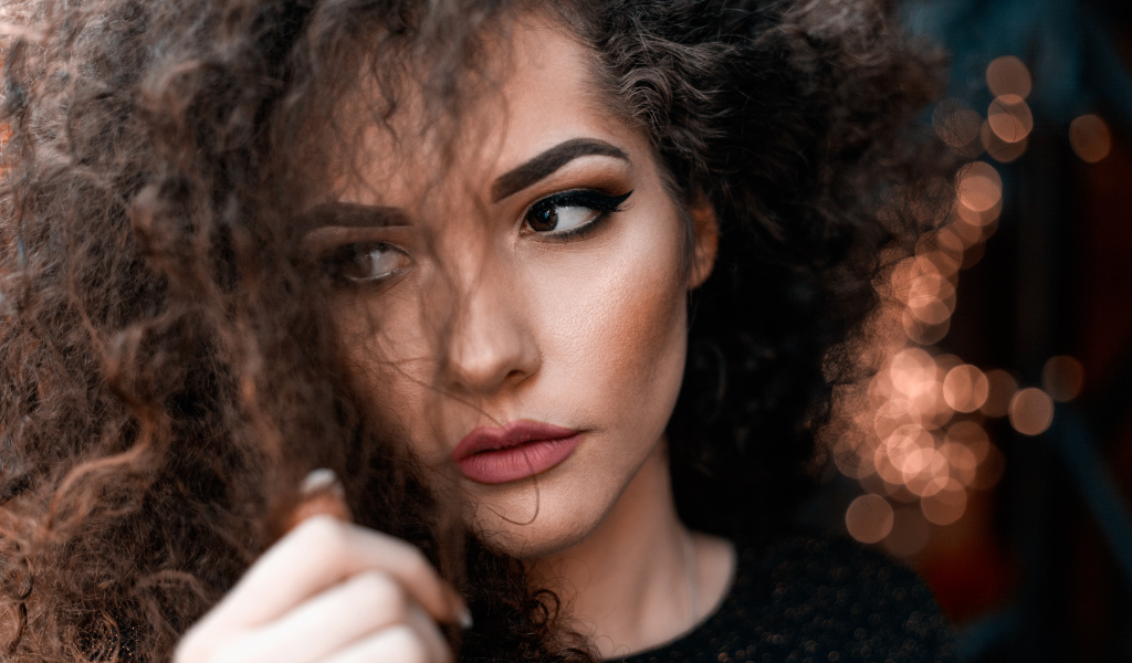 Красивая девушка с карими глазами 