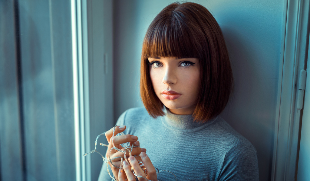 Красивая девушка шатенка с короткой стрижкой 