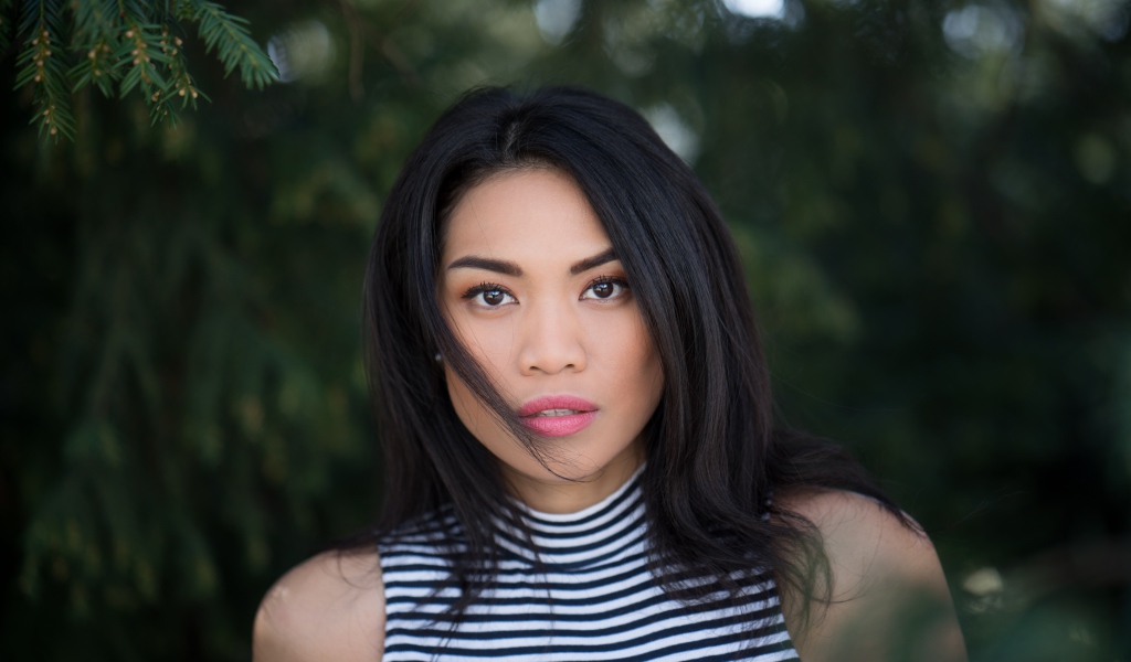 Красивая девушка с длинными черными волосами 