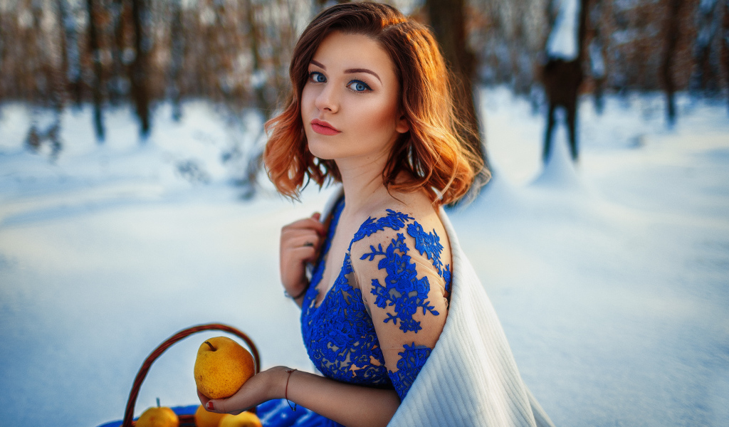 Красивая девушка с грушами в заснеженном лесу