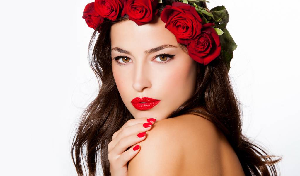 Красивая девушка с красными губами с венком из роз на голове