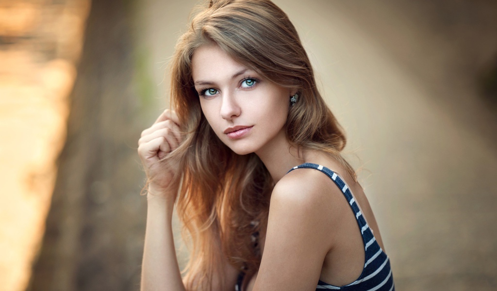 Красивая зеленоглазая девушка шатенка